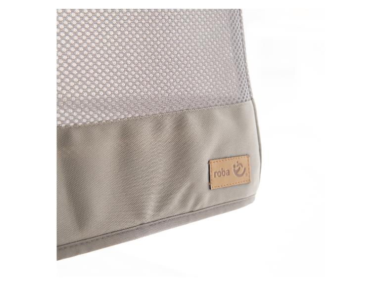 Tissu gris avec maille et une étiquette marron avec le logo « roba »