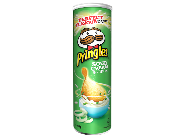 Tube vert de chips saveur crème aigre et oignon, avec une chips trempée dans une sauce.