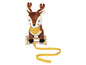 Un cerf en peluche avec des roues en bois et une corde jaune pour tirer.