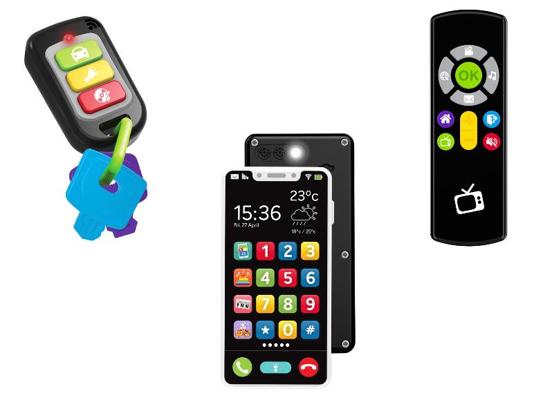 Un jouet téléphone, une clé et une télécommande avec des boutons pour différentes fonctions.