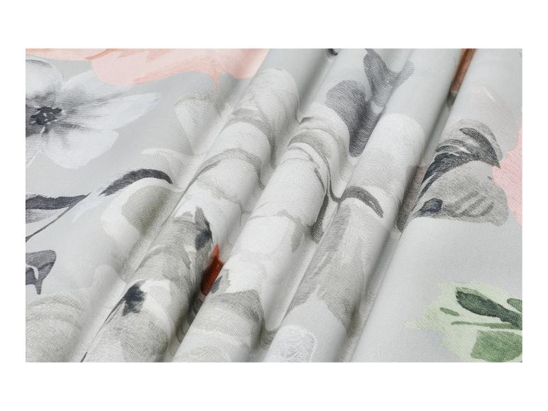 Tissu à motif floral dans les tons gris, rose et vert, avec des plis doux.