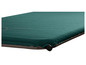 Un matelas pneumatique vert foncé avec une valve noire.