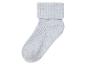 Une chaussette grise avec le haut retroussé.