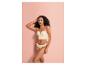Une femme portant un soutien-gorge et une culotte blancs.