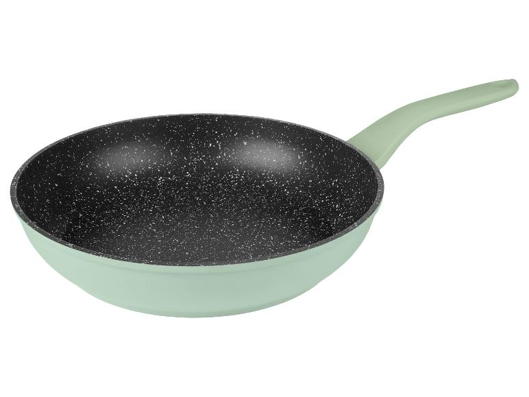 Poêle à frire antiadhésive vert menthe avec intérieur moucheté noir.