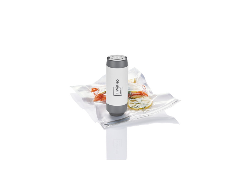 Une machine à vide Livarno Home pour emballer les aliments dans un sac sous vide.