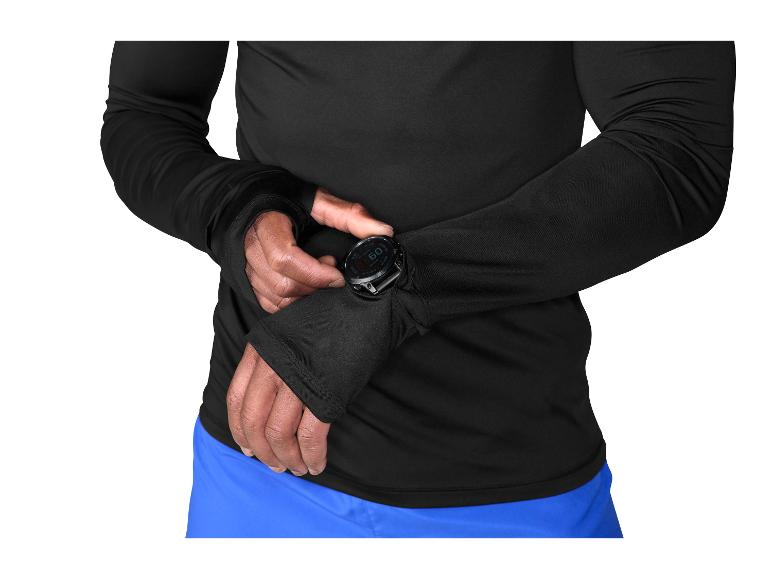 Homme en maillot de sport noir avec montre au poignet.
