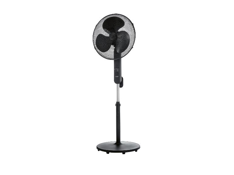 Ventilateur sur pied noir à trois pales avec base ronde
