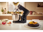 Robot pâtissier avec bol et ingrédients pour la préparation d'un gâteau de Noël.
