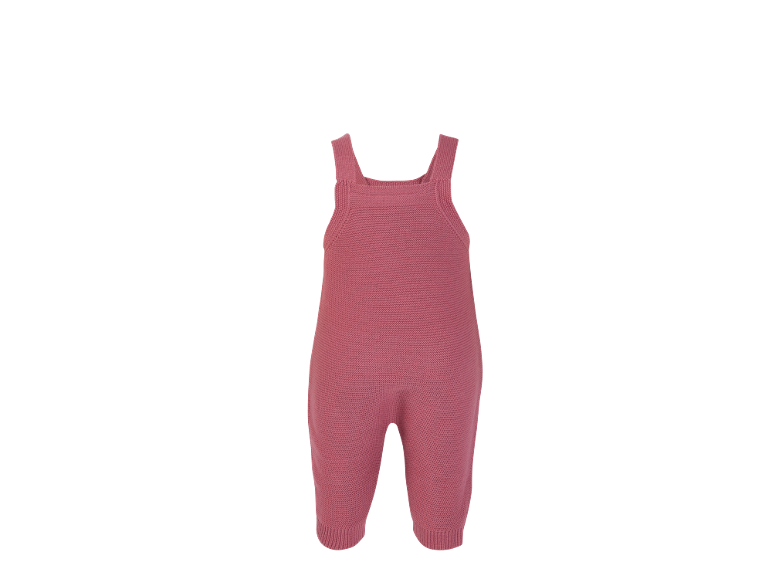 Barboteuse bébé tricotée de couleur rose unie avec bretelles.