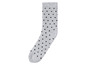 Une chaussette grise à pois noirs.