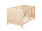 Lit bébé en bois clair avec barreaux sur fond blanc