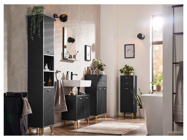 Une salle de bain moderne avec des meubles noirs, un lavabo blanc, des plantes et un tapis clair.