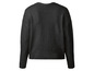 Un pull gris foncé en tricot à manches longues.