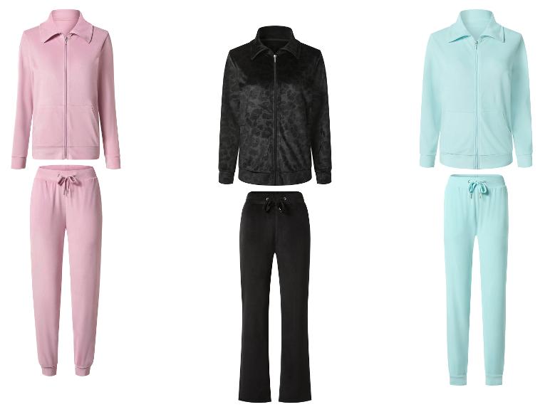 Trois survêtements en velours rose, noir et bleu clair, chacun avec une veste zippée et un pantalon assorti.