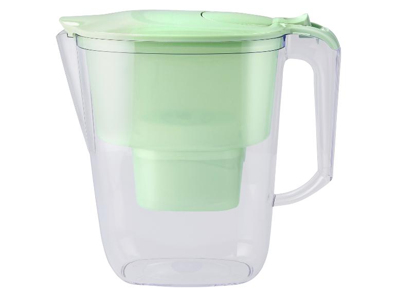 Un pichet filtrant à eau vert menthe.