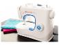 Machine à coudre blanche avec accents bleus, une bobine de fil bleu et des tissus colorés