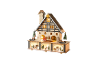 Maison de Noël décorative en bois avec éclairage LED.