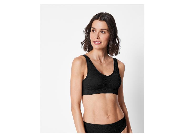 Un soutien-gorge et une culotte noirs sans couture.