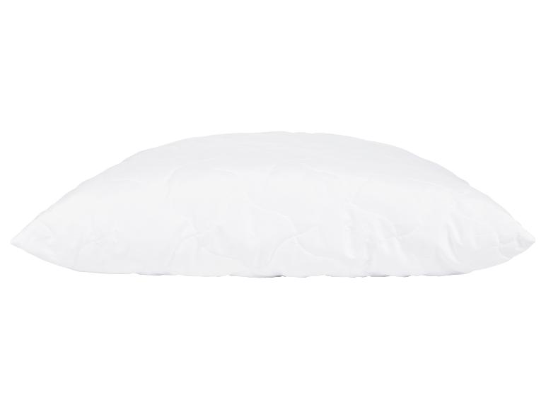 Oreiller matelassé blanc.