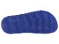 Des tongs bleues avec un motif.