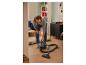 Un homme utilise un aspirateur Silvercrest pour nettoyer le sol.