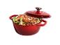 Cocotte en fonte rouge avec viande rôtie et légumes.