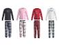 Quatre ensembles de pyjamas à manches longues et pantalons à carreaux avec des imprimés sur le thème du petit-déjeuner.
