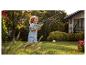 Enfant heureux jouant avec un pistolet à eau dans le jardin.