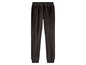 Un pantalon de survêtement noir.