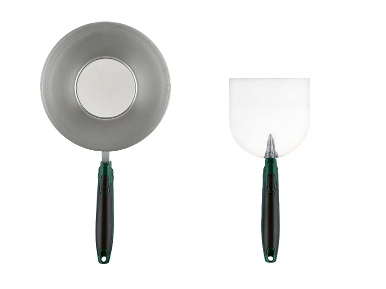 Un bol en métal et une spatule avec des manches vertes.