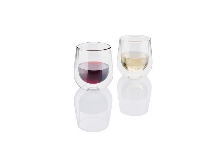 Deux verres de vin rouge et blanc.
