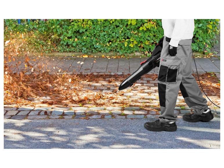 Homme utilisant un souffleur de feuilles électrique PARKSIDE pour nettoyer les feuilles.
