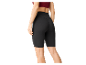 Short de sport noir taille haute sur une femme.
