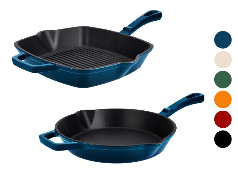 Poêles en fonte bleues, une grill et une poêle, avec des échantillons de couleurs.