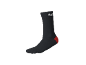 Chaussette noire avec talon rouge et texte blanc sur le bord.