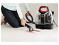 Une femme utilise un appareil de nettoyage de taches Bissell MultiClean Spot & Stain pour enlever une tache d'un tapis.