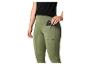 Femme mettant un téléphone dans la poche latérale d'un legging de sport vert olive.