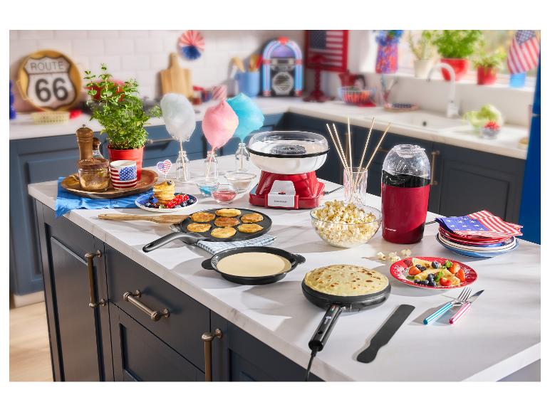 Cuisine avec machine à barbe à papa, machine à popcorn et crêpière SilverCrest, thème américain.
