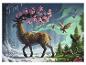 Un cerf avec une couronne de fleurs marche à travers une forêt enneigée.