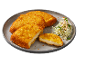 Escalopes de poulet panées avec salade de chou sur une assiette grise.