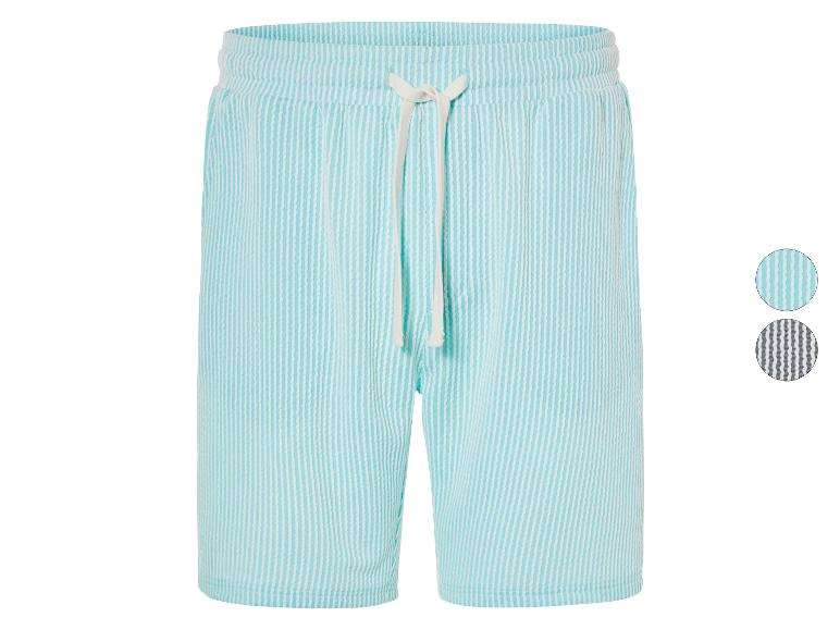 Shorts rayés bleu clair et gris, style estival.