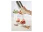 Dessert aux fraises avec de la crème fouettée rose servie dans des verres, avec un siphon.