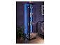Une vitrine en verre avec un éclairage bleu, remplie d'objets décoratifs.