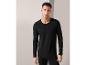 Un homme portant un t-shirt noir à manches longues et un pantalon.