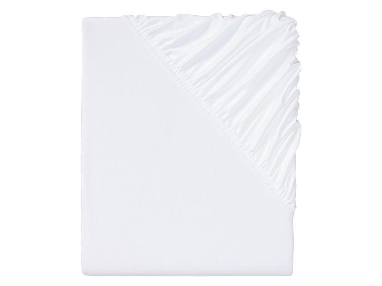 Un drap housse blanc avec élastique.
