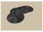 Quatre sets de table ronds noirs sur fond beige