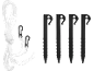 Corde blanche avec deux mousquetons et quatre piquets de tente noirs.