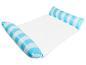 Chaise longue gonflable rayée bleu et blanc pour la piscine.