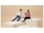 Deux enfants riant, l'un en t-shirt blanc et jean, l'autre en t-shirt rose et legging.